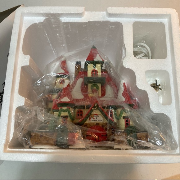 Department 56 “Home of Mr and Mrs Claus”. North Pole Series. Heritage Village - Picture 6 of 6